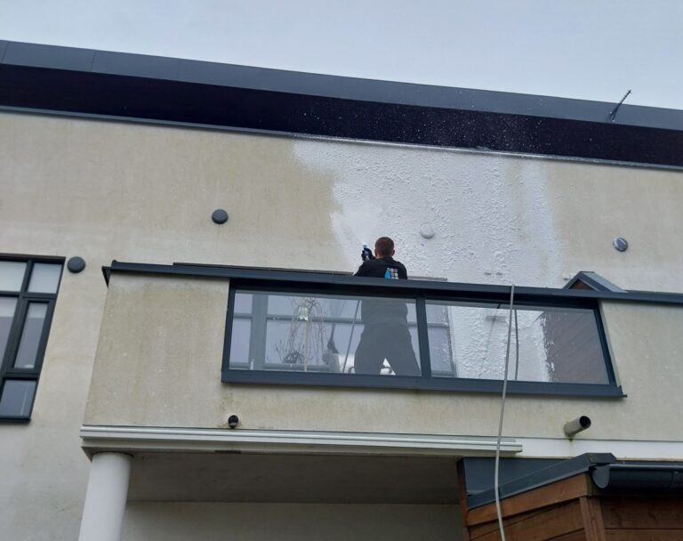 Algebehandling af facade udført professionelt fra altan.