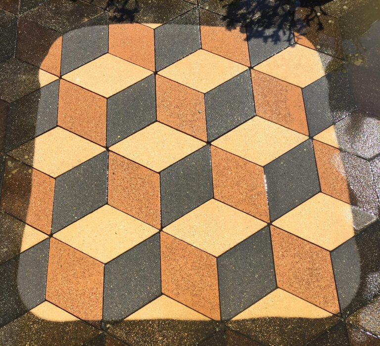 Før og efter fliserens af mønsterfliser med tydelig farveforskel