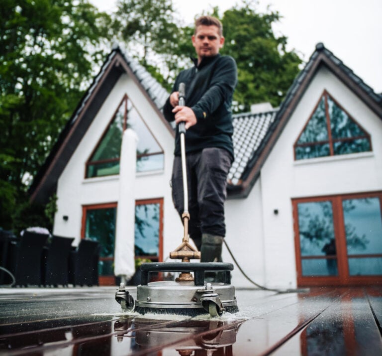 Professionel rensning af træterrasse med specialudstyr for et flot og ensartet resultat.