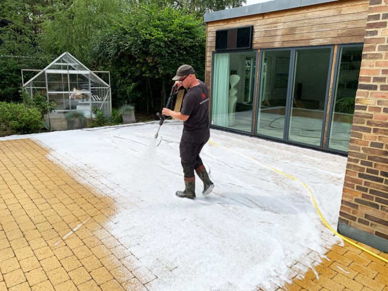 Algebehandling af fliser. Som er en del af nanostones garantiaftale