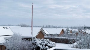sne på hustage i et dansk boligområde