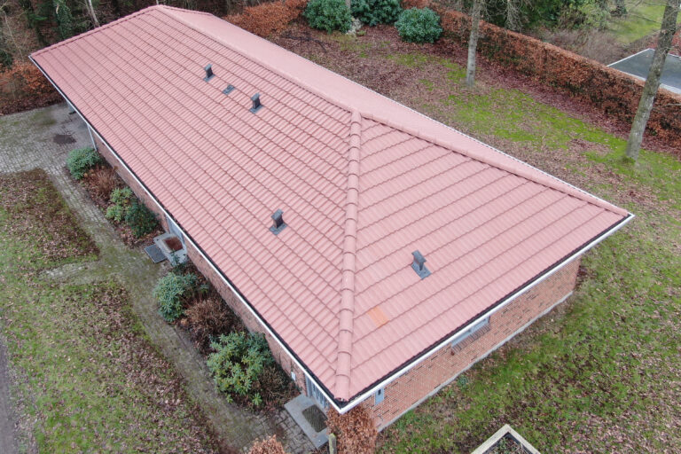 Tag efter professionel tagrens set fra drone med rene og ensartede tagsten