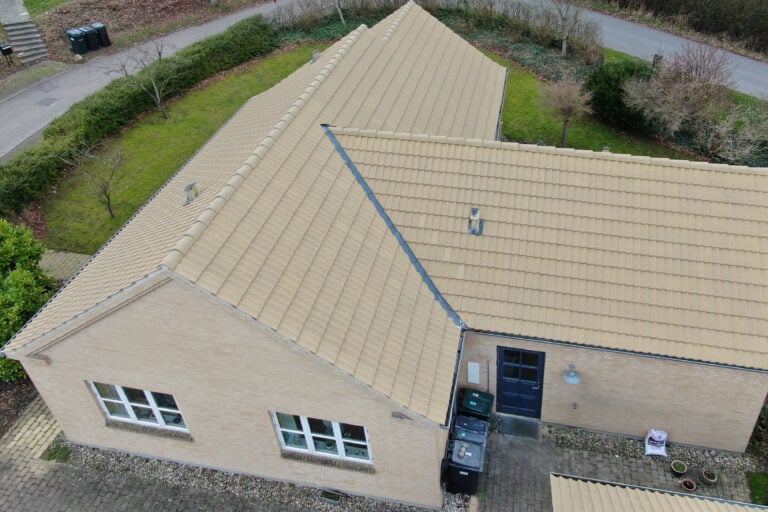 Tag efter professionel rensning af tag set fra drone uden mos og alger