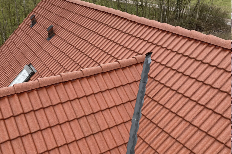 Tag efter professionel tagrens med rene tagsten, rygning og inddækning