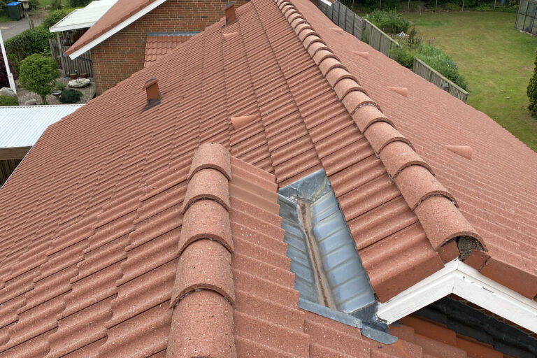 Renset tag efter professionel tagrens med rene tagsten og inddækning