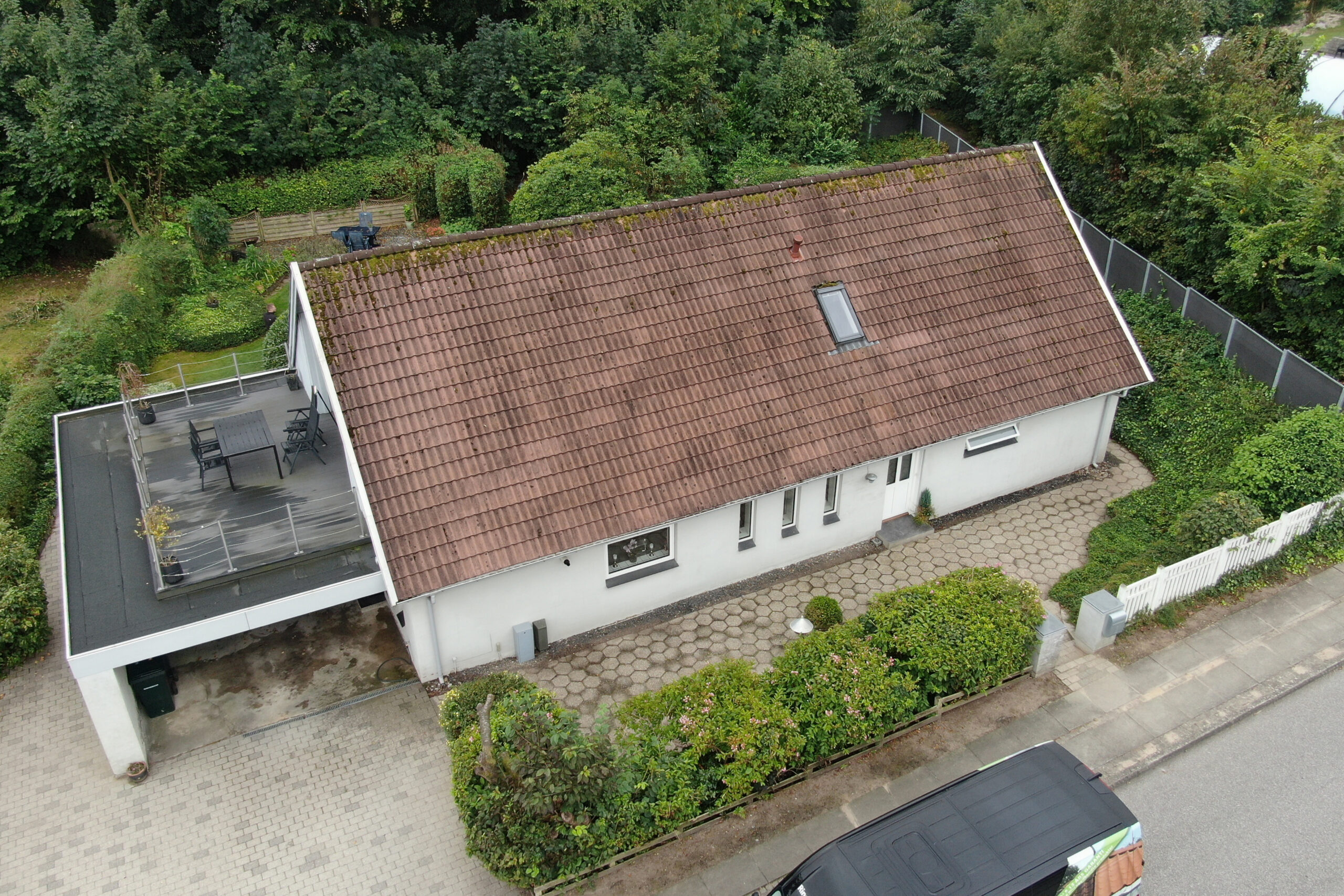 Dronebillede af tag med alger før tagrens