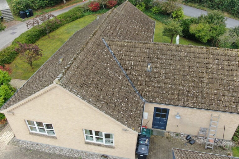 Tag før professionel tagrens og maling set fra drone med mos, alger og belægninger