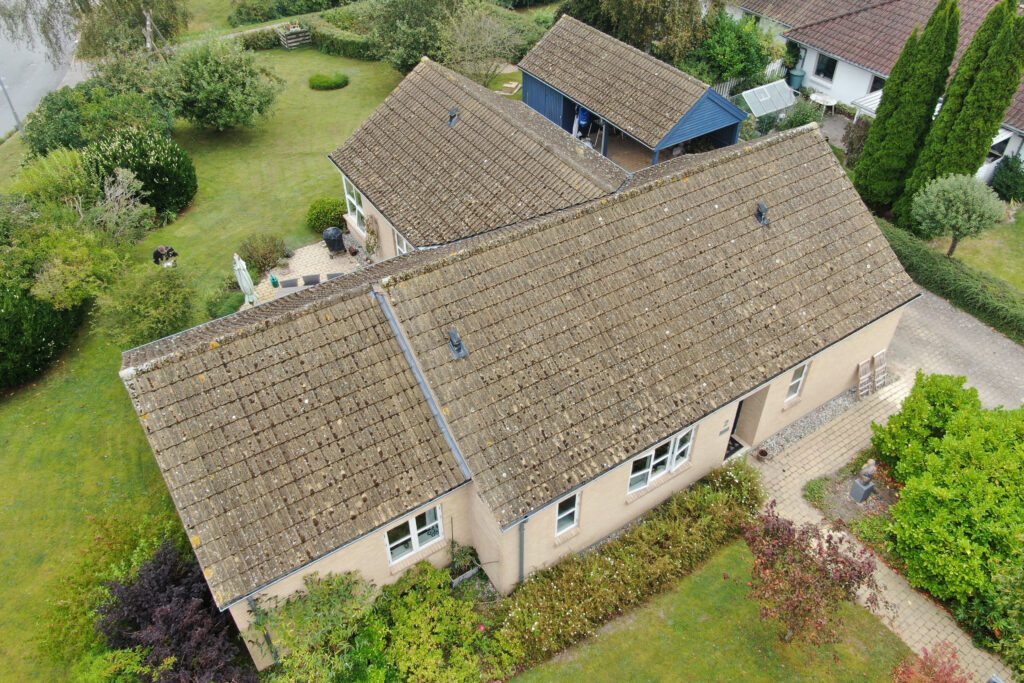 Villa med tagbelægning af alger og mos før professionel tagrens