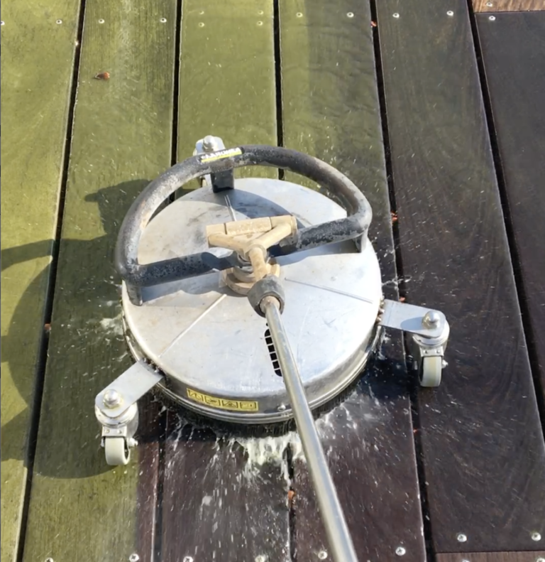 Rensning af alger og snavs på træterrasse med terrassevasker
