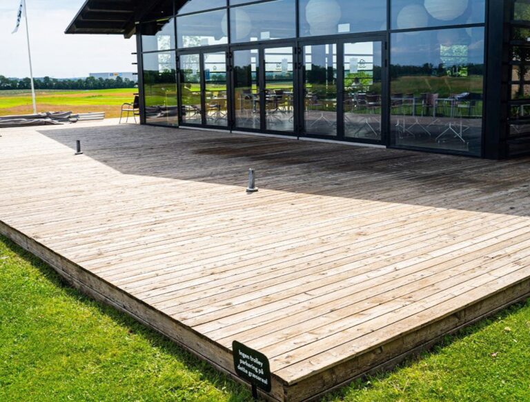 rensning af træterrasse erhverv