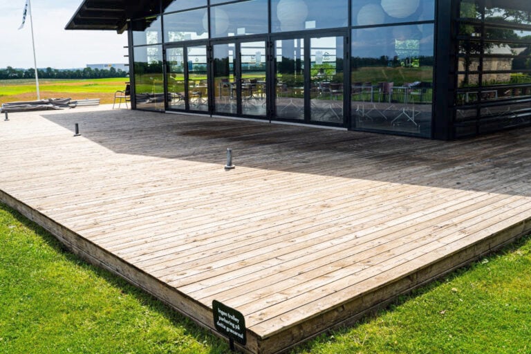 Rensning og imprægnering af træterrasser efter rens