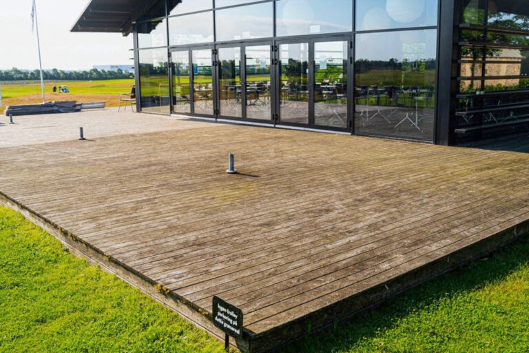 Rensning og imprægnering af træterrasser før rens