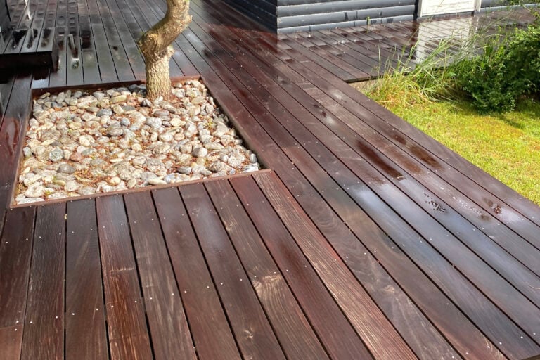 Rensning og imprægnering af træterrasser efter rens