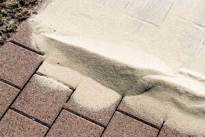 Fugesand på fliser som forebyggelse mod ukrudt