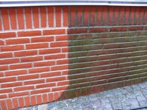 Rensning af en murstensfacade