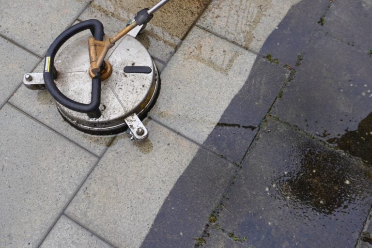 Rensehoved i arbejde med at fjerne alger på fliser i Haslev