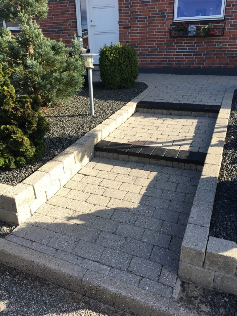 Havetrappe og flisegang i Roskilde efter skånsom fliserens
