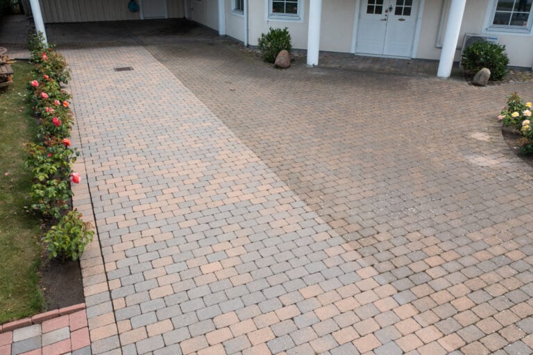 Sammenligning af renset og urenset flisebelægning ved carport i Hørsholm