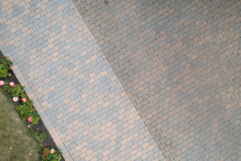 Før og efter fliserens i Roskilde vist som diagonal sammenligning på samme belægning