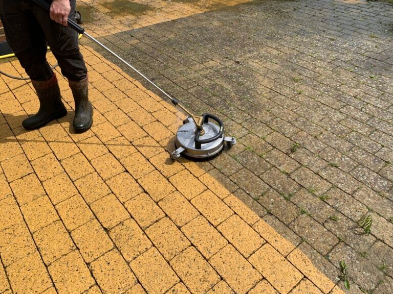Fliserens i gang på tilgroet terrasse i Roskilde med professionelt renseudstyr