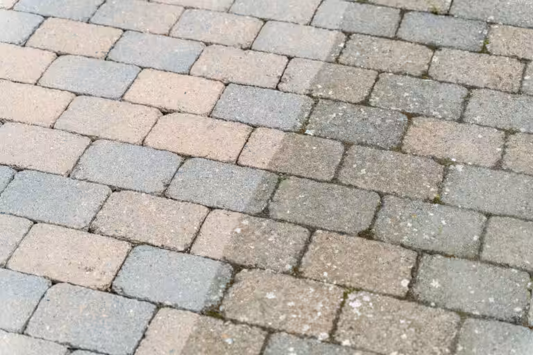 Før og efter fliserens på terrasse i Solrød vist som sammenligning