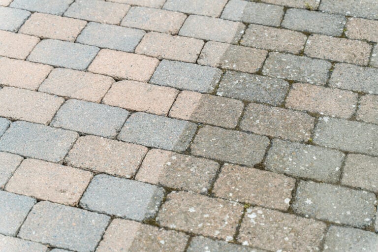 Før og efter fliserens på terrasse i Solrød vist som sammenligning