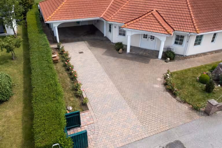 Renset og urenset flisebelægning ved villa med carport i Solrød