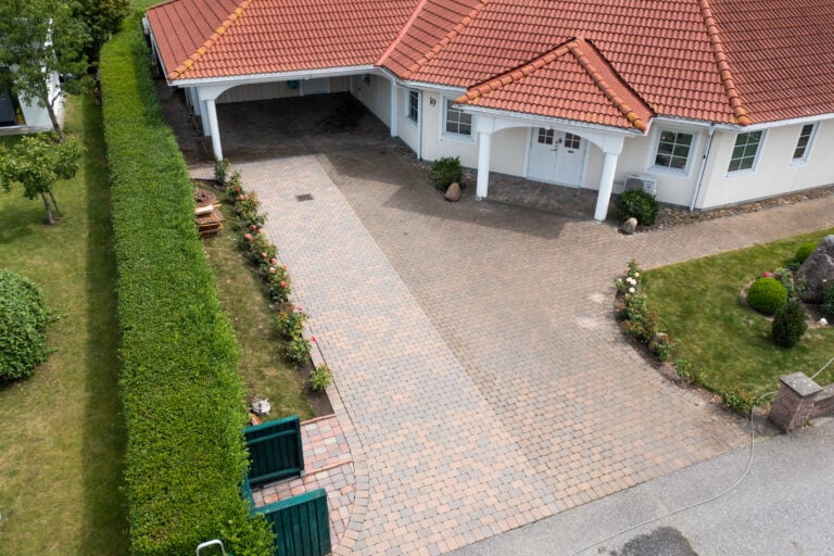 Renset og urenset flisebelægning ved villa med carport i Solrød