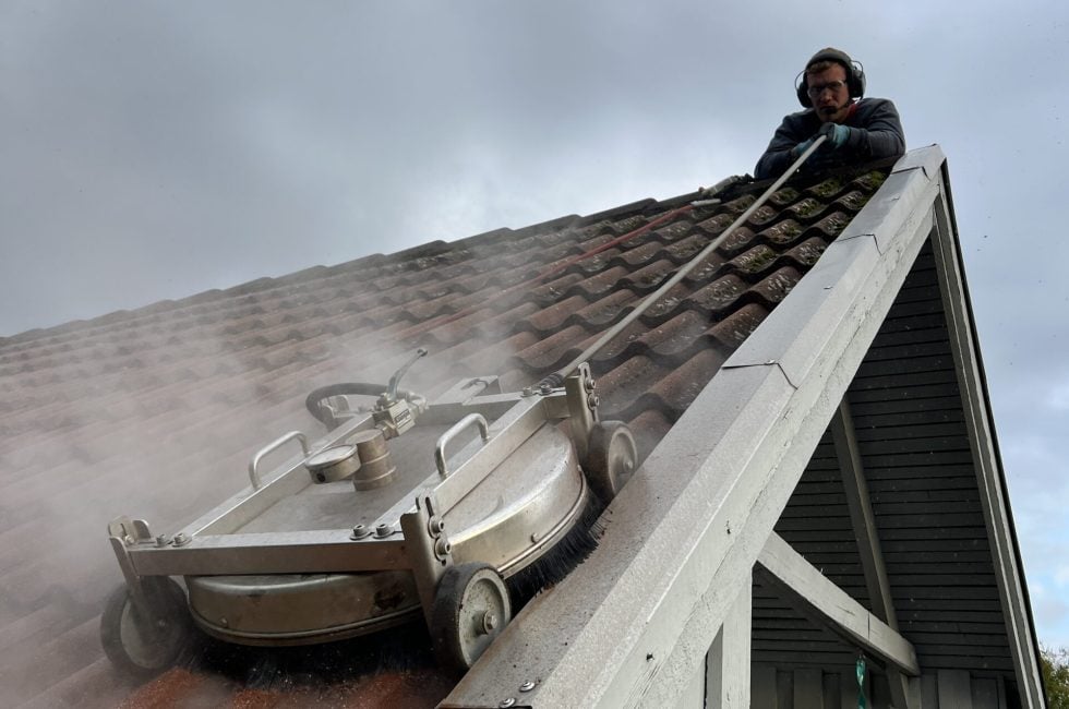 Professionel tagrens udført med specialmaskine og sikkerhedsudstyr på tegltag
