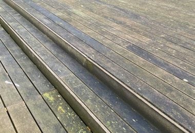 En træterrasse før rensning, fyldt med grøne og mærke algevækster