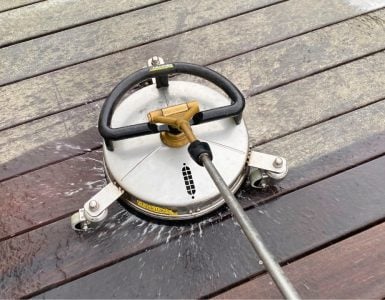 Rensning af træterrasse