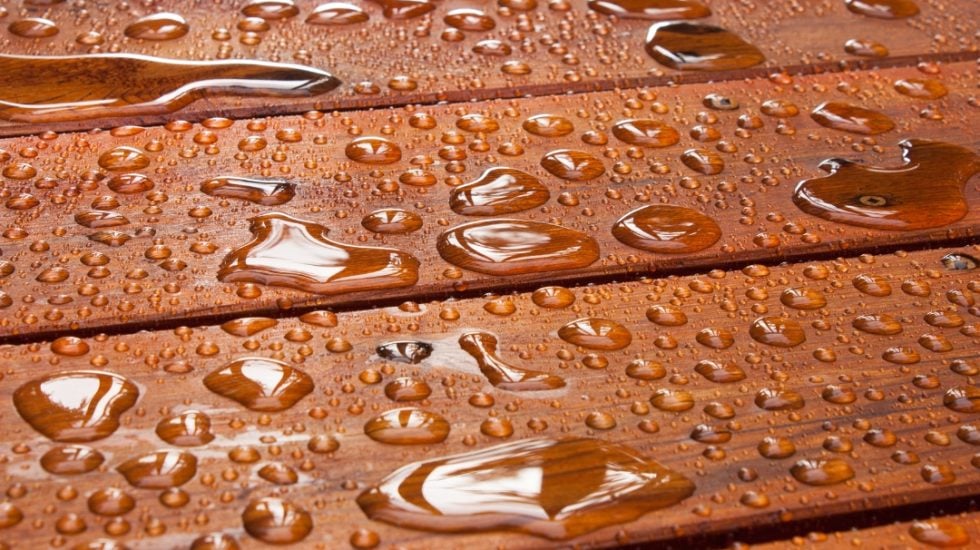 Træterrasse som er imprægeret og hvor du kan se vandet perler ovenpå.