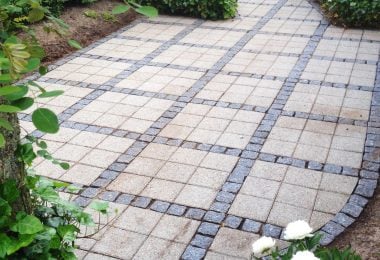 Billedet viser fliser efter fliserens, hvor alger, snavs og belægninger er fjernet. Fliserne fremstår lyse, rene og ensartede efter professionel rensning.