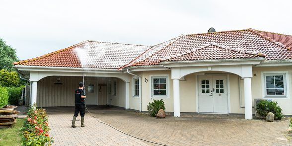 Algebehandling af tag med miæjøgodkendte produkter og opsamling af den overskydende væske