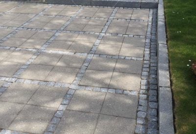 Samme terrassefliser i Solrød efter rensning med rene fuger og ensartet overflade
