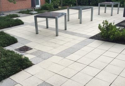 Ren og ensartet flisegård med bordopstilling i Middelfart efter rensning