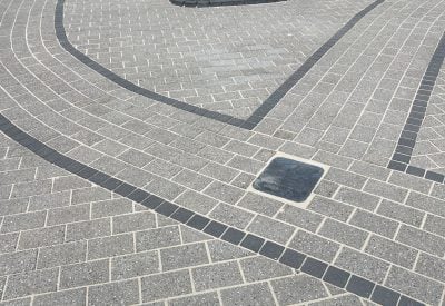Samme runde pigstensgård i Helsingør efter grundig fliserens, lys og ren
