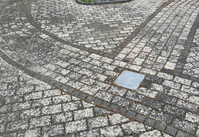 Stor rund pigstensgård med vandkunst og mørke alger i Helsingør før rensning