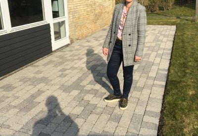 Ren og jævn flisegang ved bolig i Solrød efter fliserens