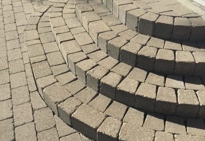 Renset flisetrappe og buet indgangsparti i Hørsholm efter fliserens