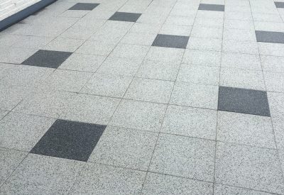 Renset terrasse med lyse fliser i Roskilde efter professionel fliserens