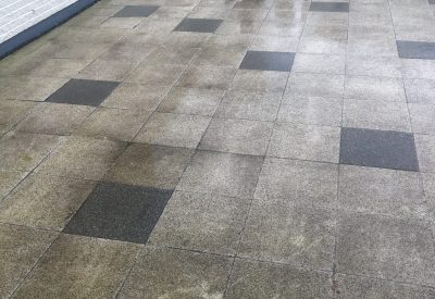 Stor flisebelagt terrasse i Roskilde med snavs og misfarvning før fliserens