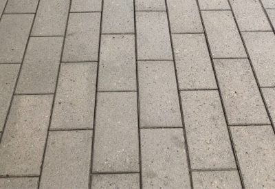 Jævn og renset flisebelægning i Haslev efter grundig behandling