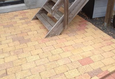 Samme flisebelægning ved trappen i Helsingør efter fliserens, ren og opfrisket