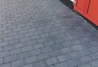 Samme flisegang i Hørsholm efter fliserens, ren og fri for alger