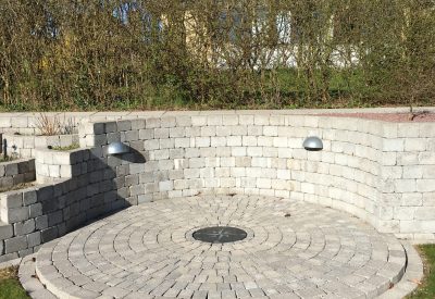Rund flisegård i Roskilde efter skånsom fliserens og algebehandling